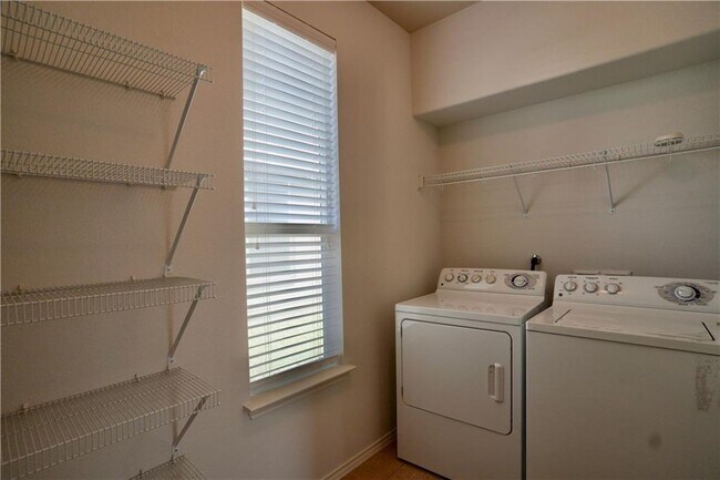 Building Photo - 8712 Wood Stork Dr