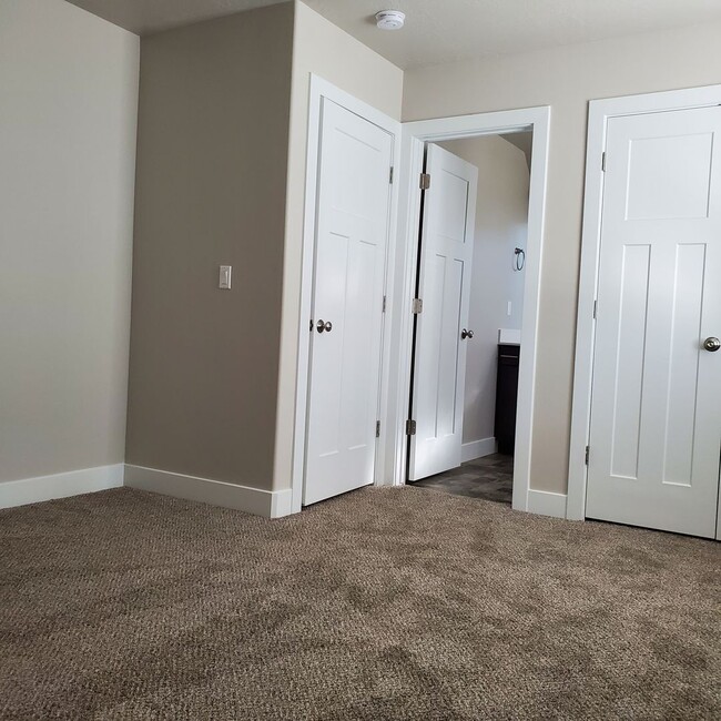 Building Photo - Welcoming 2 Bed, 2.5 Bath Townhouse