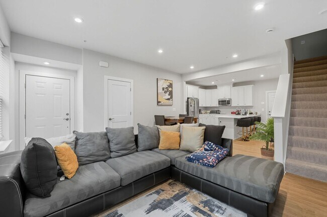 Building Photo - 707 Thomas Ln