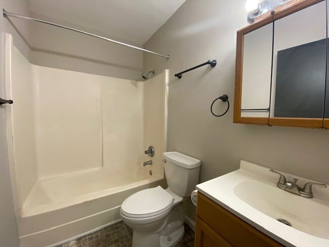 Building Photo - Welcome to this charming two-bedroom, one-bathroom double located in the heart of Springfield, OH+