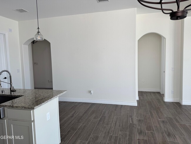 Building Photo - 229 Farnborough St