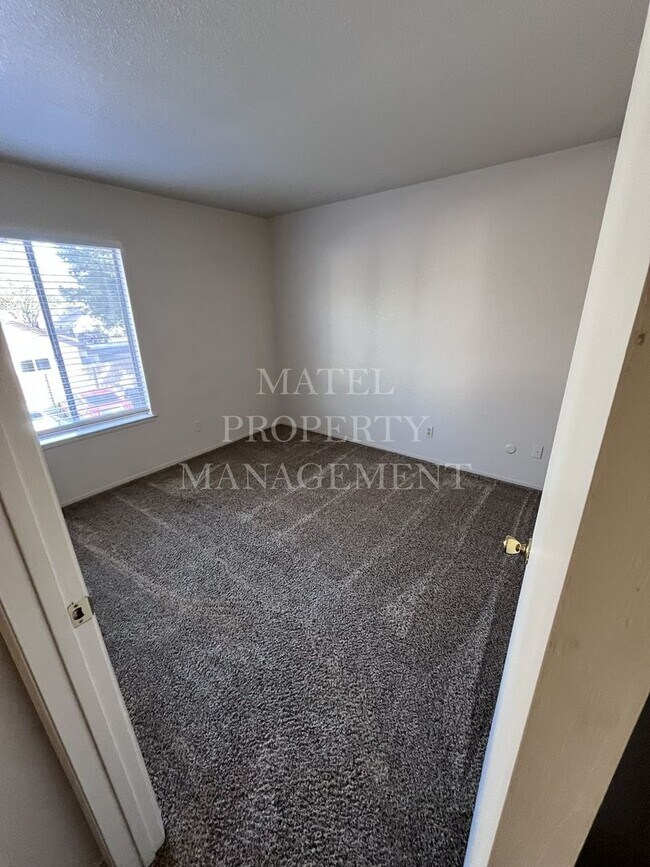 Building Photo - COLO370