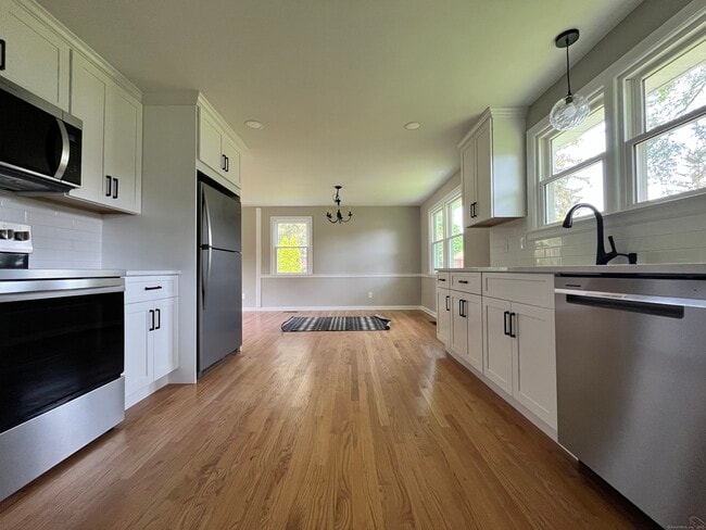 Building Photo - 22 Jansen Ln