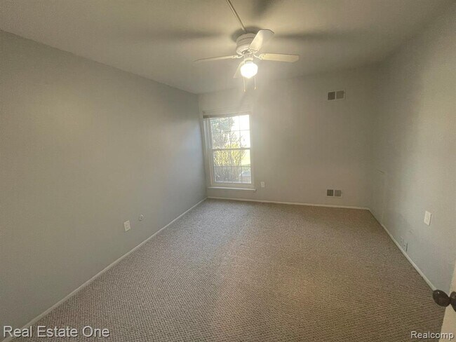 Building Photo - 30975 Pointe of Woods Dr