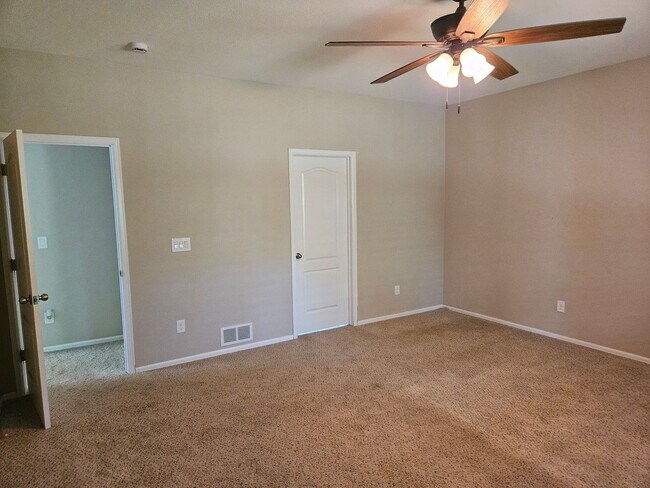 Building Photo - 3 Bed 2 Bath Ranch home Close to Buckley S...