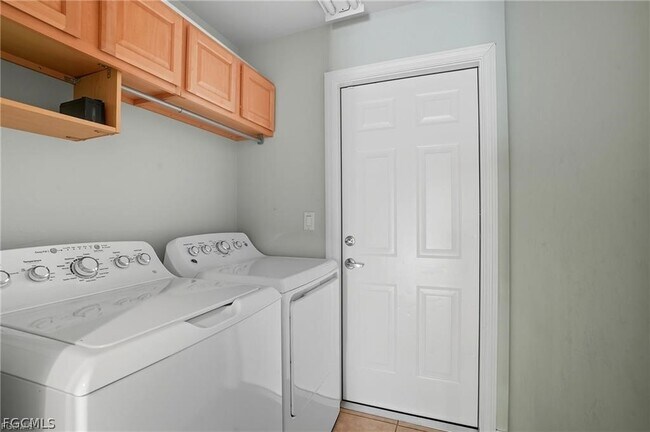 Building Photo - 2427 Woodbourne Pl