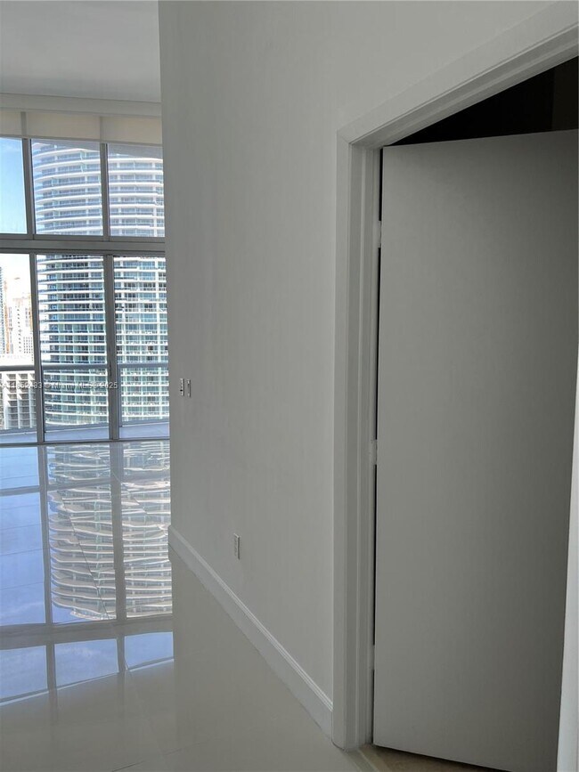 Building Photo - 465 Brickell Ave