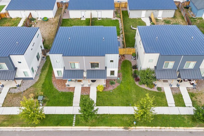 Building Photo - 3 Bed 2.5 Bath Townhome With Garage | $2,6...