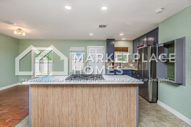 Building Photo - 9308 Lindaro Ln