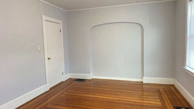 Building Photo - 10 Newport Terrace