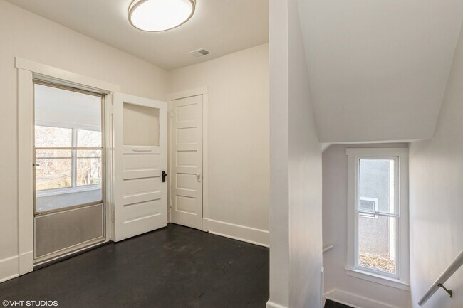 Building Photo - 329 W Maple Ave