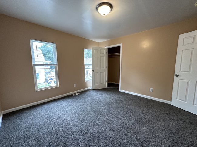 Building Photo - 697 Allyn St
