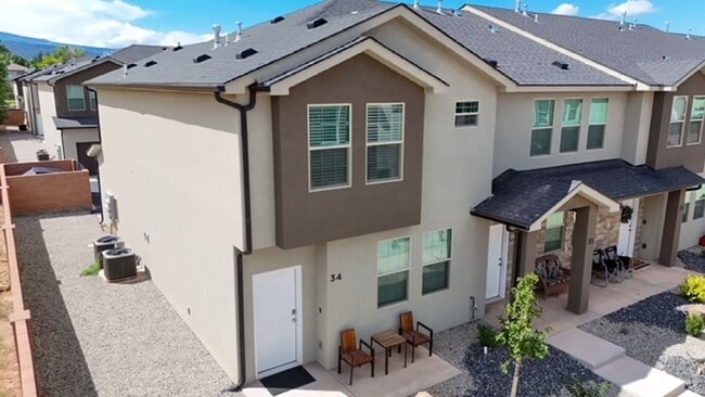 Building Photo - End Unit! 3 Bedroom House for Rent