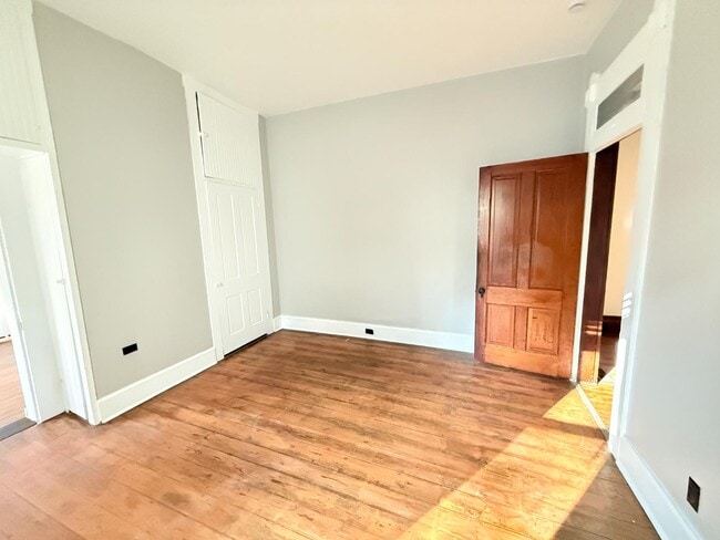 Building Photo - 1603 E Oak St