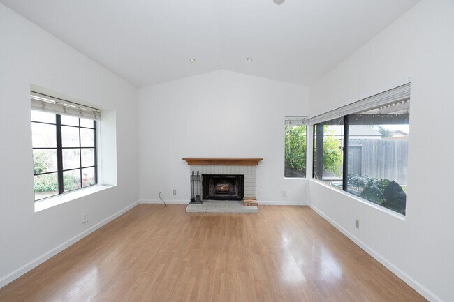 Building Photo - Spacious 3 Bedroom  2.5 Bath | East Ventura | Unfurnished