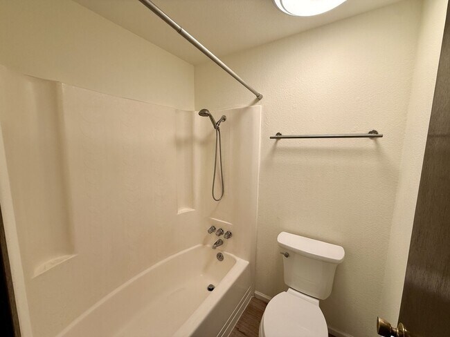 Building Photo - Beautiful 2-Bedroom, 2-Bath Condo in the Oakbrook Country Club Community