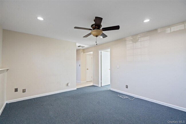 Building Photo - 445 S Wellwood Ave