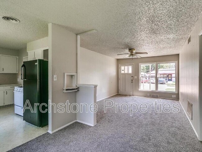 Building Photo - 2305 Mustang St