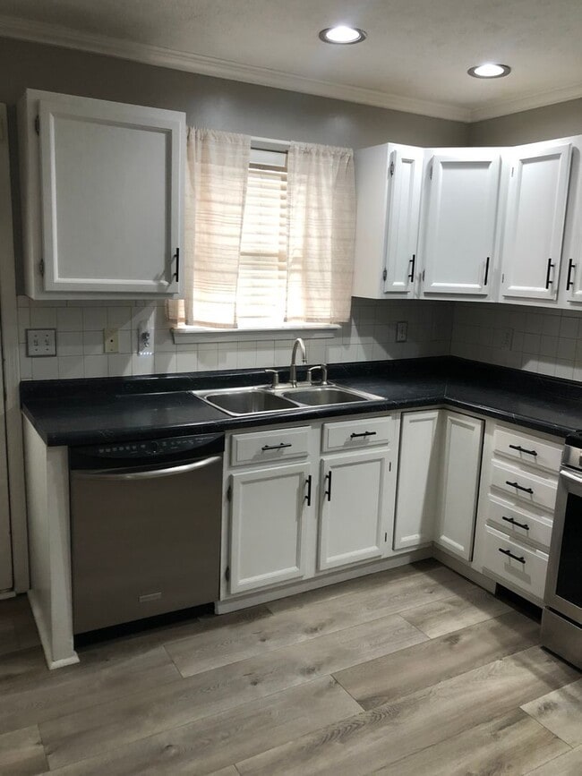 Building Photo - TWYCKENHAM ESTATES....3 Bedroom 2.5 Bath House