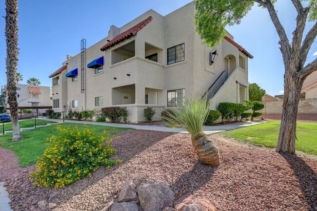 Building Photo - Move-In Ready Condo Near Summerlin!