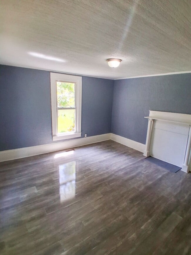 Building Photo - Inviting 2-Bedroom, 1-Bath Home in a Prime...