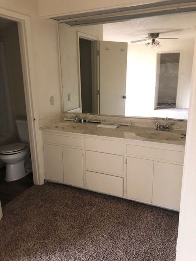 Building Photo - SUPER SPACIOUS 2 BEDROOM TOWNHOME