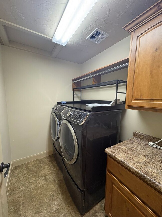 Building Photo - Beautiful Home In Hurricane