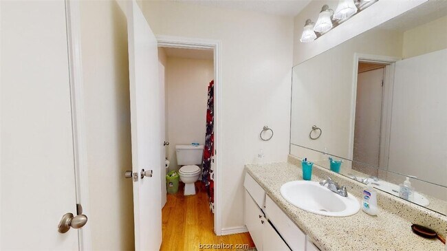 Building Photo - 1005 Spring Loop