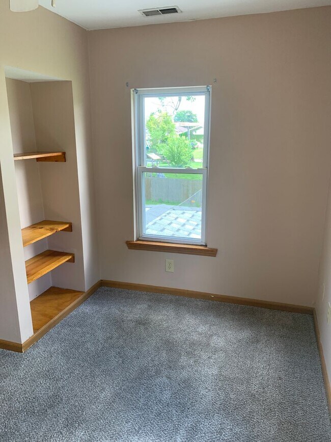 Building Photo - 3 bedroom, 2 bath house