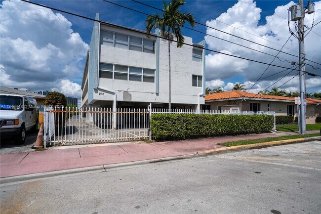Building Photo - 2150 Bay Dr