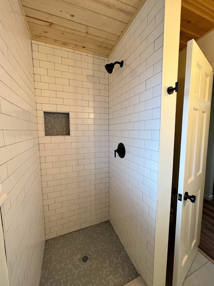 Main level shower - 6215 S Sterne Pky