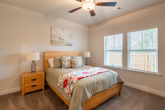 Building Photo - 1091 Primrose Dr