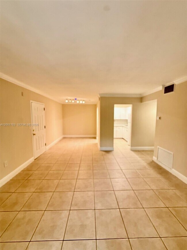 Building Photo - 10403 N Kendall Dr