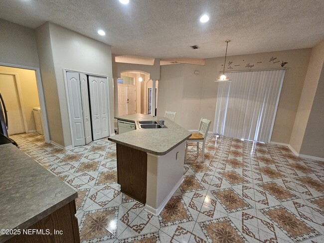Building Photo - 10153 Carriage House Ct
