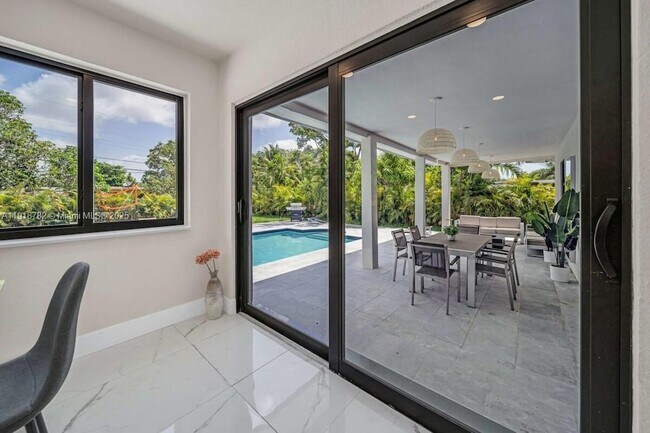 Building Photo - 305 NW 124th St