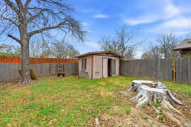 Building Photo - Charming 3-Bed Brick Home with Spacious Layout, Updated Floors & Cozy Fireplace in Grand Prairie