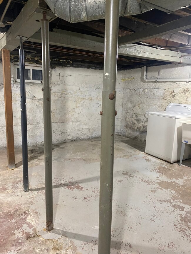 Building Photo - 303 Webster St
