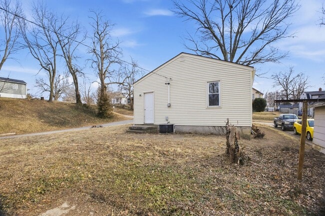 Building Photo - Updated 2 Bed, 1 Bath Home with Modern Finishes & Off-Street Parking