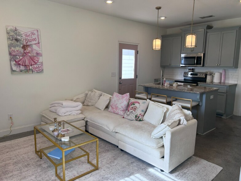 Building Photo - 1200 Taylor Cottage Cove