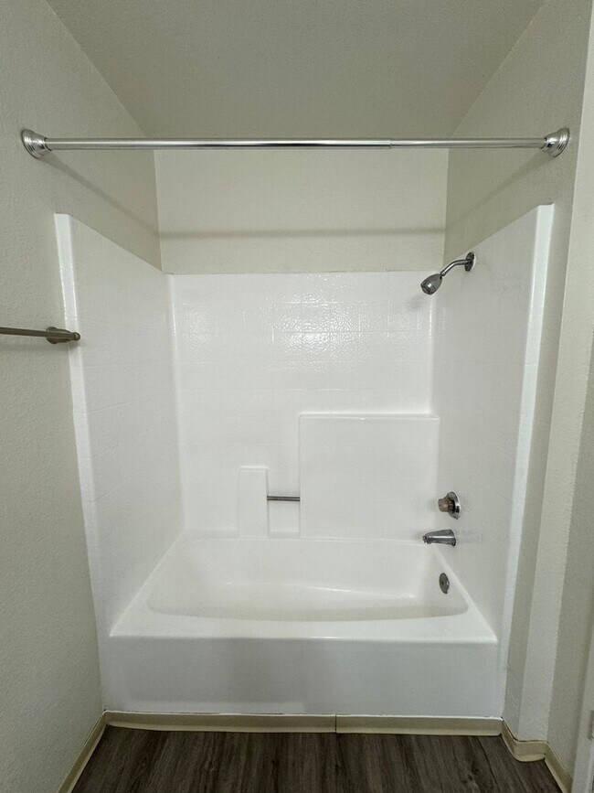 Building Photo - Upgraded West Ventura Apartment with Balcony