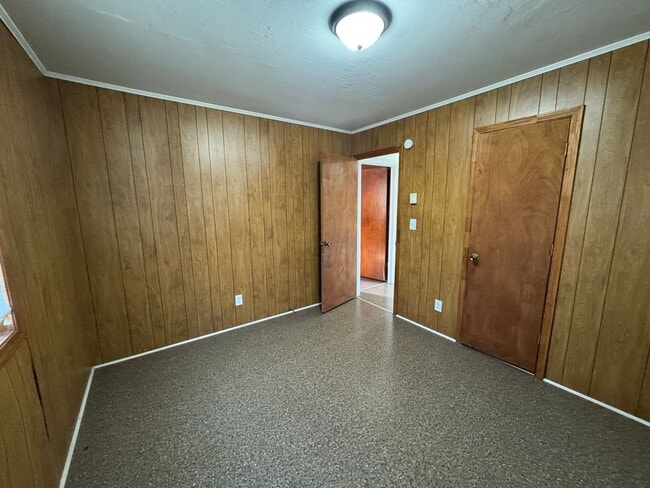 Building Photo - Ready to show!