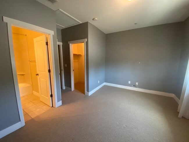 Building Photo - Newer Multi-Level Downtown Townhouse with Double Master Bedrooms