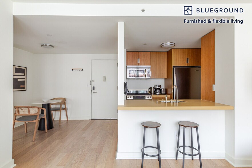 Building Photo - 450 W 17th St