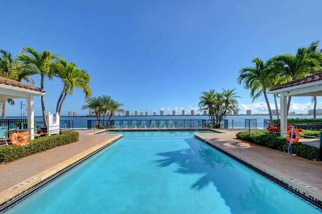 Building Photo - 1110 Lake Shore Dr