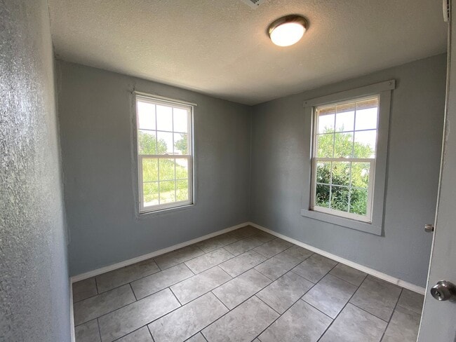 Building Photo - 2 bedroom, 1 bath Home!