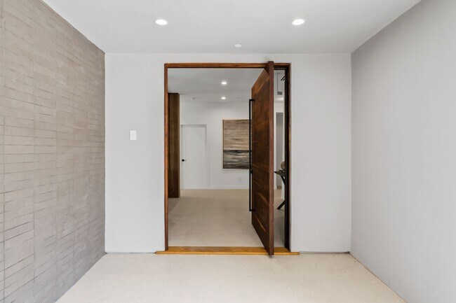 Building Photo - 16105 Clear Oak Dr
