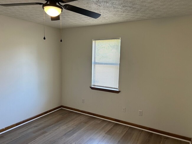 Building Photo - 120/122 Deer Creek Dr