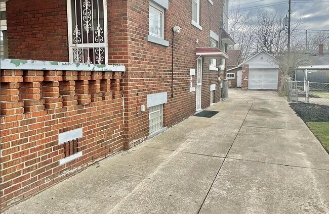 Building Photo - "Charming 3-Bed, 1.5-Bath on East 124th"