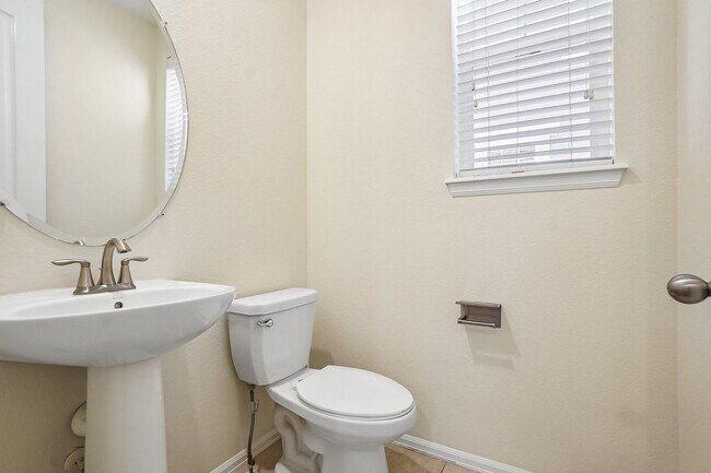 Building Photo - Luxurious Living: 2,367 Sq Ft Home with 4 Baths in Prime Location