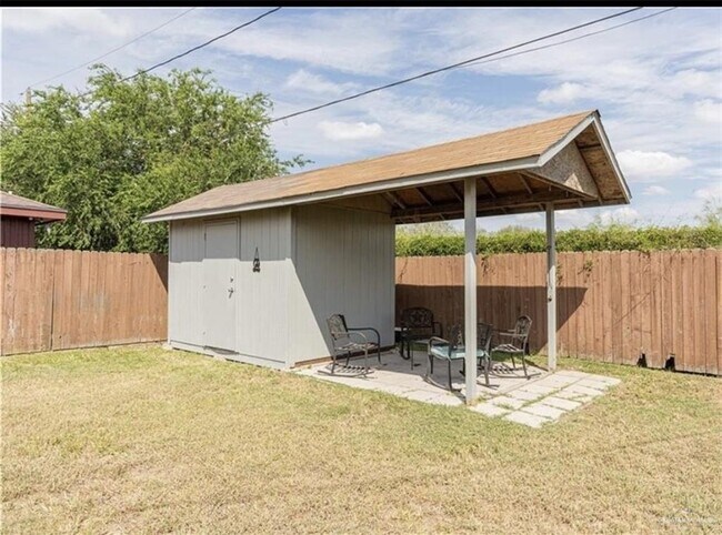 Building Photo - 9 Golden Dr